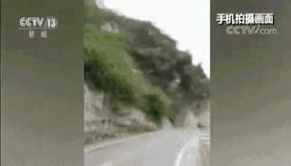 惊心！山体崩塌前10分钟，他们拦下了行人与车辆