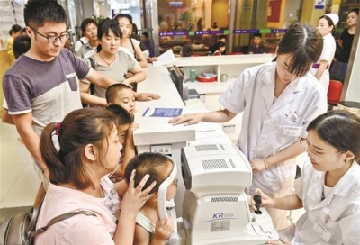 湖北学生视力不良检出率呈低龄化倾向 幼儿园“识字王”近视高达300度