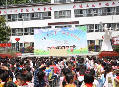 普法课堂“周周讲”    学生家长齐学法