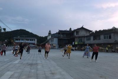 恩施市盛家坝：文化志愿者教村民跳广场舞助力农村精神文明建设