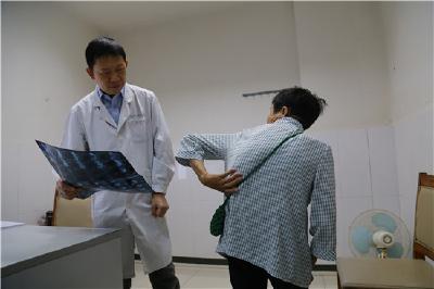 “中国梦•脊梁工程脊柱畸形大型义诊” 在恩施州中心医院举行