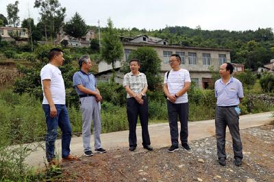 市领导到何功伟村实地督办精准扶贫工作 