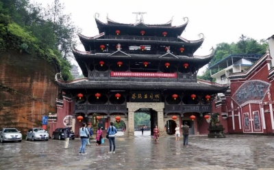 恩施交警通告！严禁旅游客车在土司城临时停放，违者罚100扣3分