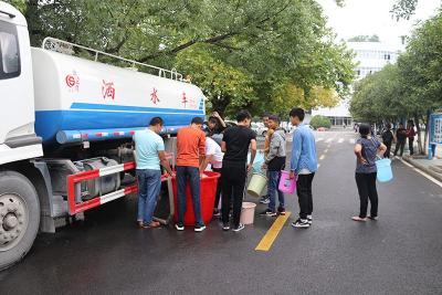 供水线路故障致恩施市职中3000多师生受影响 消防环卫送水上门