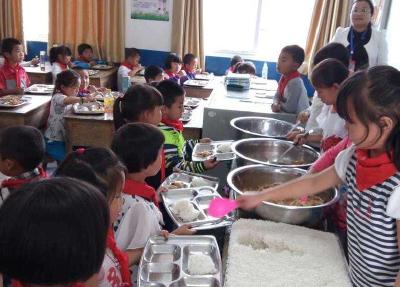 湖北日报：坚持每天公示孩子们的伙食鹤峰“阳光校餐”成“网红”