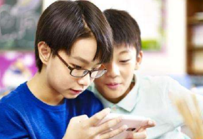 八部门防控青少年近视：调控网游总量 课堂禁带手机