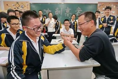 99%的我们被老师这样“欺骗”过，转身才发现这些都是爱的“谎言”，致谢老师，致敬那段青春