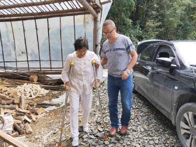情系村民办实事——鹤峰帮扶干部接贫困户出院