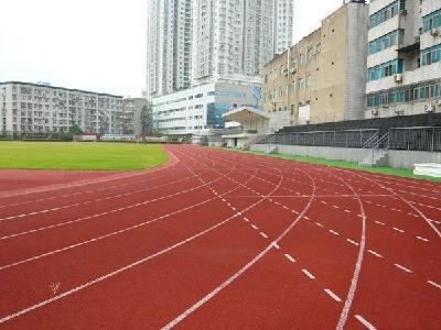 湖北一新建小学多名学生流鼻血 家长质疑与未验收的塑胶跑道有关
