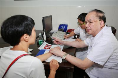 湖北中医大师云集恩施开展义诊讲学活动 300余名市民、400名中医专业技术人员受益