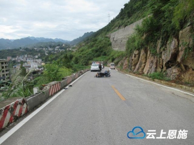 男子骑摩托飞落山坡 鹤峰警民联手紧急送医