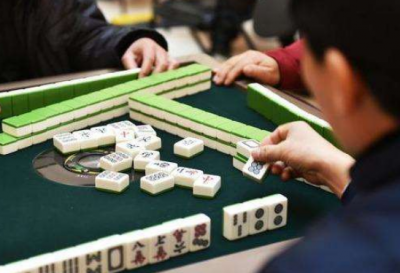 大学生打通宵麻将后猝死！家属讨说法，校方这样回应