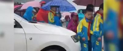 鲁R15×××轿车司机已被处罚 司机欲通过镜头向学生和家长道歉