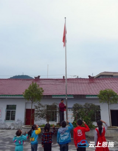 宣恩：一个老师六个娃 大山深处的师生情