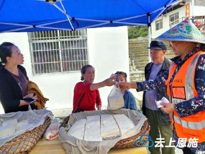 鹤峰：“精准扶贫·文化惠民”中秋晚会走进芦坪村