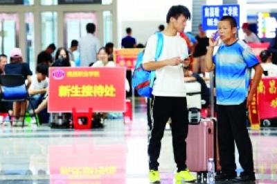 最近，他们“空手到”出道，行李箱里装的是这些……
