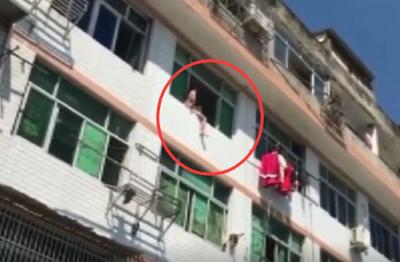 水枪滋、钢叉桶！消防员“双管齐下”救下轻生女子