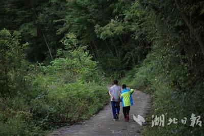为了一个自闭症儿童 残疾老师留守大山深处“一个人的学校”