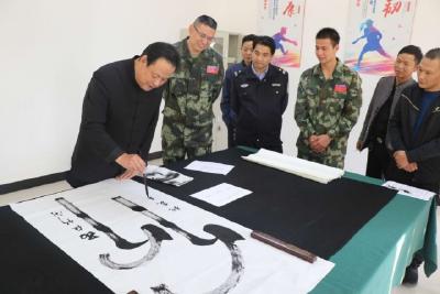 巴东：著名书画家赵亮走进消防中队 书写警营文化