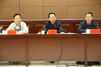 政协恩施州第八届委员会委员视察州高新区建设及州科技馆建设提案办理情况