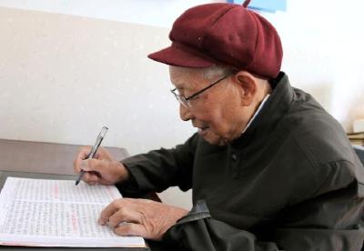 建始87岁老翁手抄十九大报告，令人钦佩