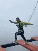 怕! 网红娱乐项目: 高空飞跃，绳掉了 ! 景区: 是摆拍，营销! 官方通报来啦……