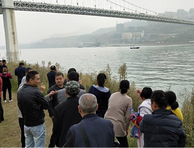重庆公交车坠入长江，牵动人心的问题答案在这里