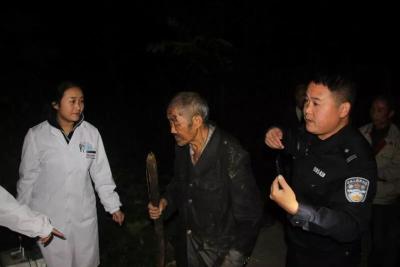 恩施七旬老人掉落水中，民警村民联合施救