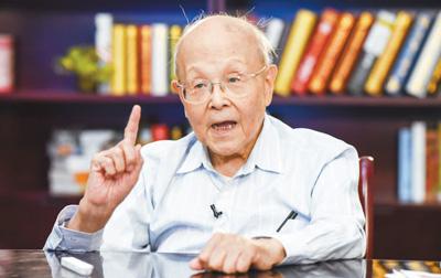 93岁教授坚持一线教学 只为将更多年轻人领进科学的大门