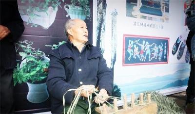 清江岸边 传统土家“布鞋”与“草鞋”赚足游客眼球