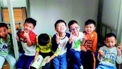 湖北：老师自组遛娃安抚团日行两万步