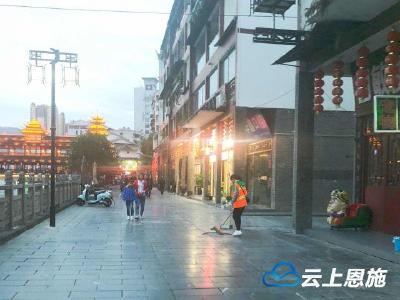 宣恩：环卫工人国庆坚守岗位 只为让城市更洁净
