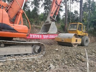 恩施公路：情倾扶贫点，一花三瓣香