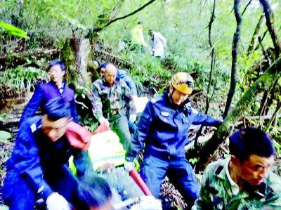 黄石驴友独自穿越原始森林摔伤 神农架警民16小时紧急救人