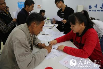 湖北鹤峰：为贫困学子筑起“圆梦桥”