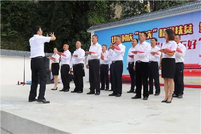 恩施市甘溪村:举办庆“国庆”精准扶贫暨“四美五好”颁奖文艺汇演