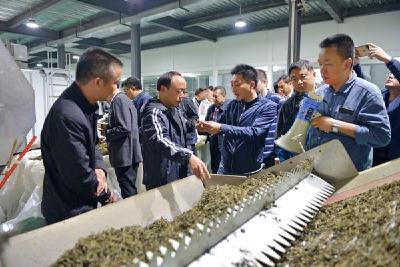 咸丰吹响秋冬季农业开发号角 为脱贫攻坚夯实基础 