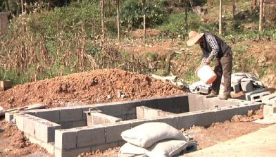 咸丰县忠堡镇马倌屯村全面推进“厕所革命”工作