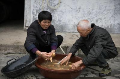 鹤峰：村民巧手制作手工淀粉俏销