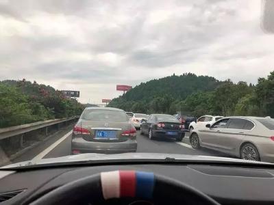高速公路拥堵数小时，她在车队中悠闲打起了太极