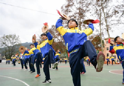 来凤：非遗“地龙灯”传承进校园