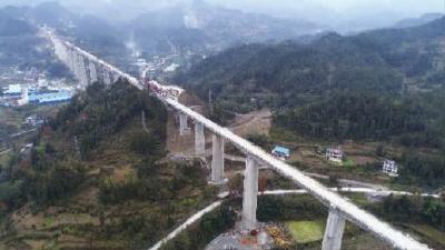 黔张常铁路来凤段进入道砟铺轨阶段