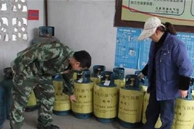 液化气罐“穿新衣” 恩施暖心安全提醒防冬春火灾