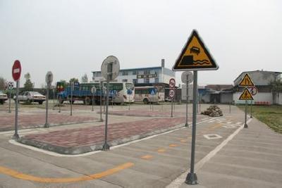 驾校学车套路多:吃饭加钱递香烟 学员成了