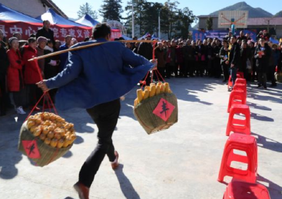 鹤峰：包谷箩筐扁担齐上阵 农民趣味活动幸福欢乐多
