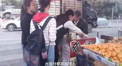 为大学生正名！摆摊老人：少给钱的不是学生……