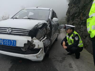鹤峰：351国道朝上坡发生车祸