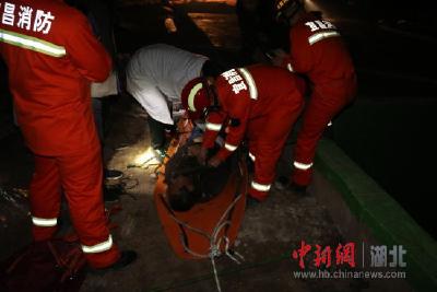 工人深夜施工不慎跌落基坑 消防迅速救援