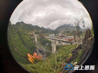 建设中的鹤峰跳鱼坎大桥气势恢宏
