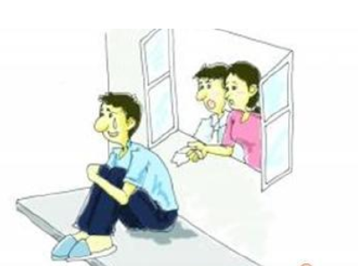 14岁女孩与母亲发生矛盾爬上三台阳台欲跳楼，众人合力一把将其拉回